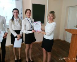 Вручение диплома за 1 место капитану команды Радюк Дарье